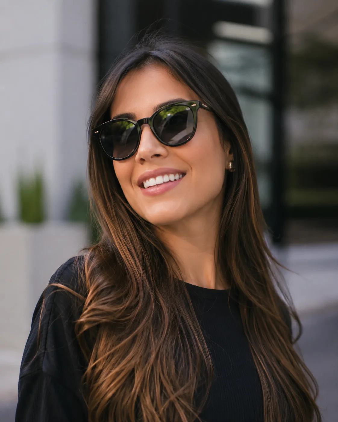 Mulher usando óculos solares